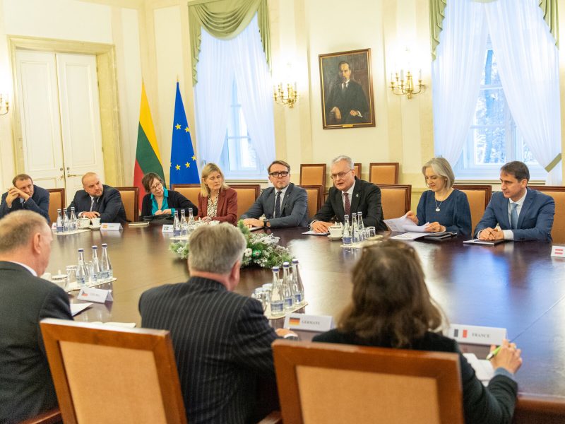 G. Nausėda su ES šalių ambasadoriais aptarė paramą Ukrainai, energijos kainų mažinimą