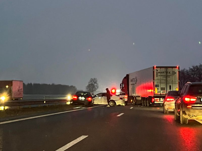 Slidus rytas: per du susidūrimus ties Rumšiškėmis nukentėjo ne tik 14 automobilių, bet ir žmonės