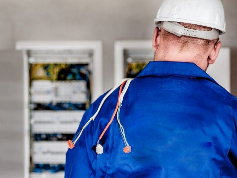 Nelaimė Pasvalio rajone: sunkiai susižalojo iš metalinio aptvaro iškritęs elektrikas  