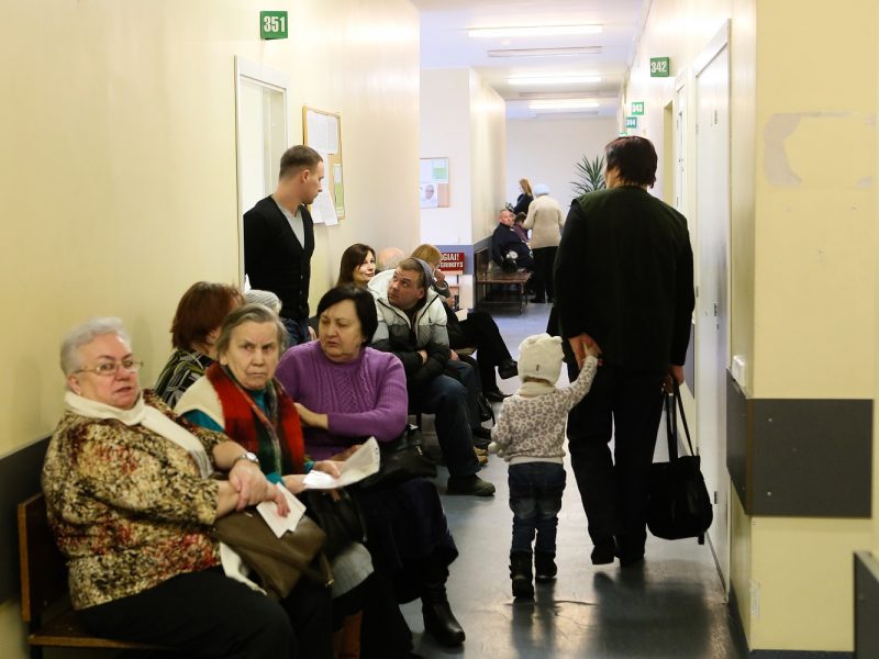 Medikė siūlo, kaip sumažinti pacientų eiles: pirmiausia galima pasigydyti namuose