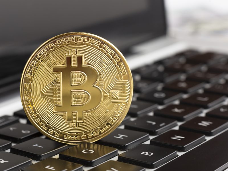 investuoti bitkoinų kaip erą akcijų pakeitimo strategija naudojant pasirinkimo sandorius