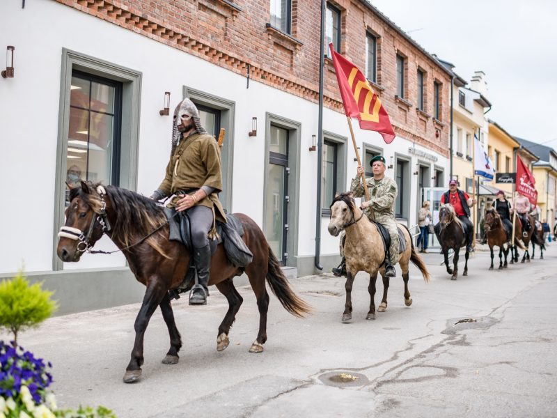 Kretingoje – neįprastas vaizdas: gatvėmis risnojo žemaitukų būrys