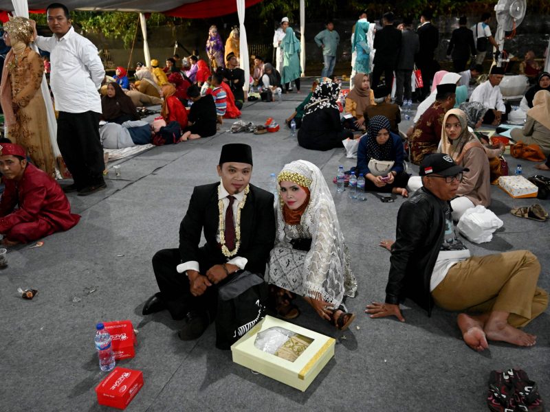 Indonezija pasitiko 2019-uosius masinėmis vestuvėmis Džakartoje