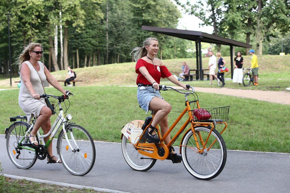 Paradas: akį traukė sijonuotos moterys ant dviračių