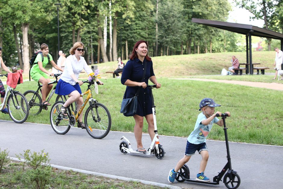 Paradas: akį traukė sijonuotos moterys ant dviračių