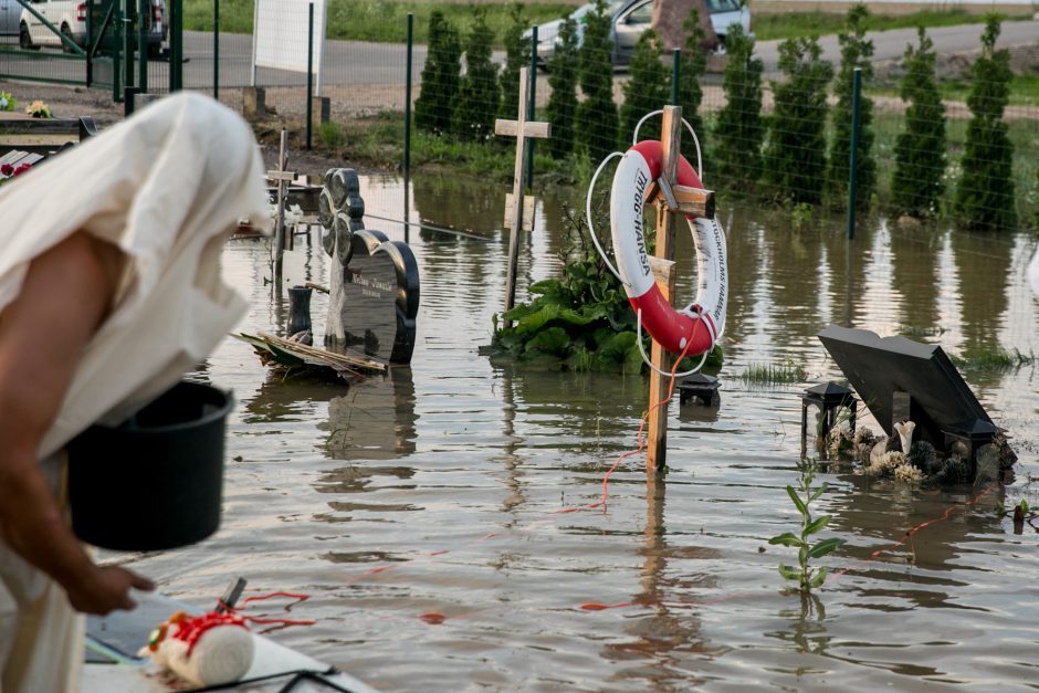 Trūksta žodžių: kapinėse Kaune pasidarė žaidimų aikštelę (vaizdo įrašas)