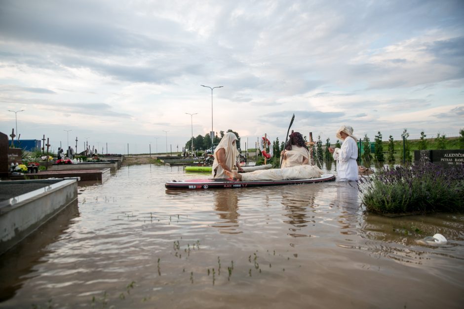 Trūksta žodžių: kapinėse Kaune pasidarė žaidimų aikštelę (vaizdo įrašas)