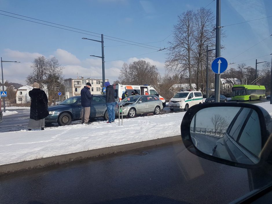 Nepilnamečiui vairuotojui koją pakišo draudžiamas manevras