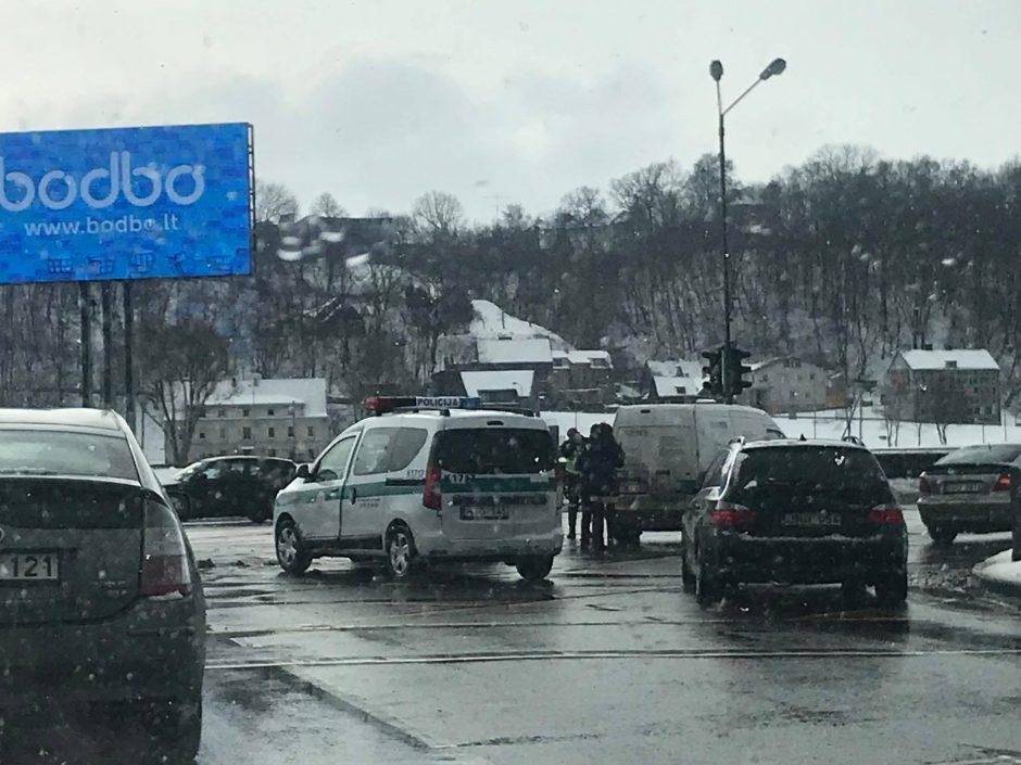 Nepilnamečiui vairuotojui koją pakišo draudžiamas manevras