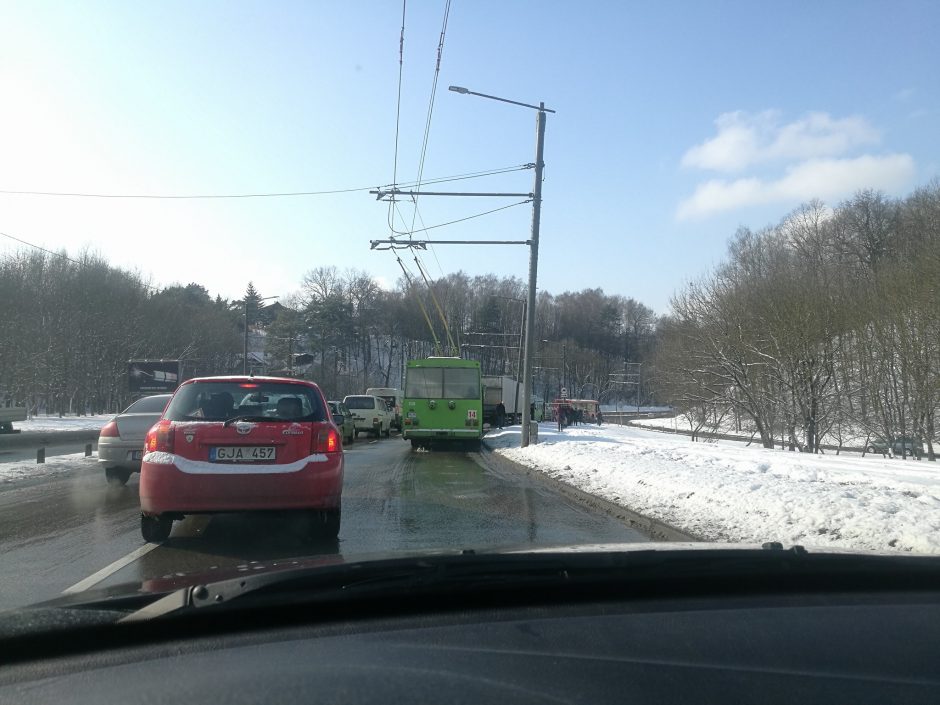 Nepilnamečiui vairuotojui koją pakišo draudžiamas manevras