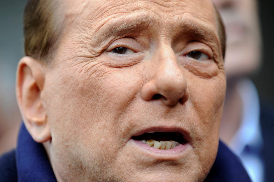 Po širdies operacijos S. Berlusconi atrodo sulysęs ir išsekęs