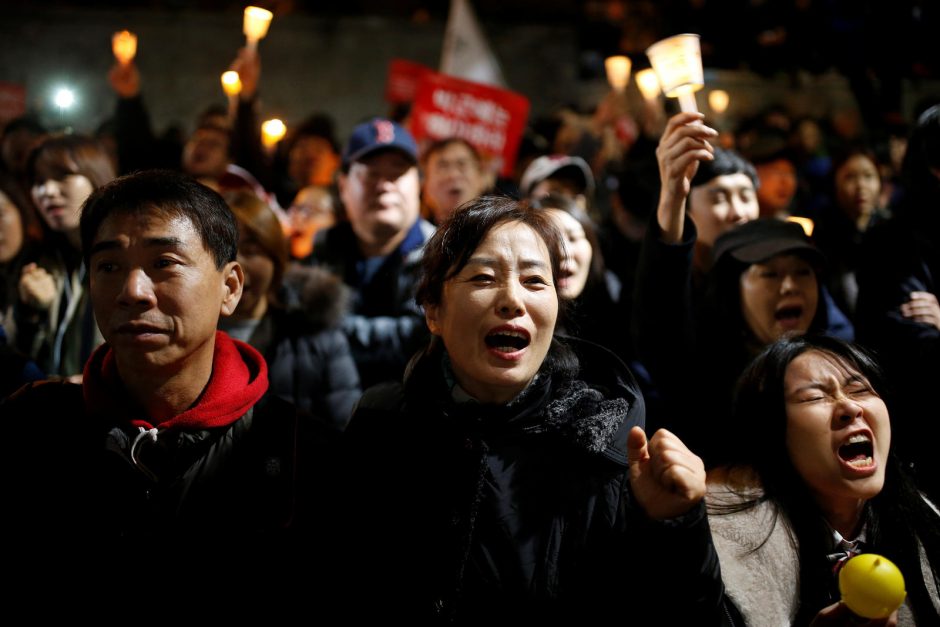 Tūkstančiai korėjiečių reikalauja prezidentės atsistatydinimo