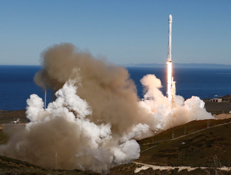 Po įvykusio sprogimo „SpaceX“ pirmąkart paleido ir nutupdė raketą