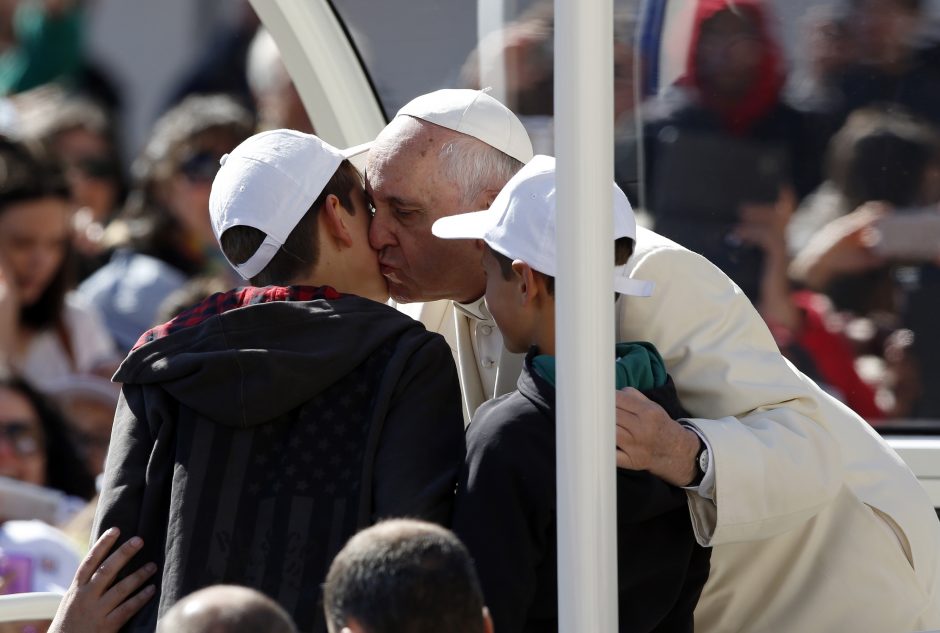Popiežius Šv. Petro aikštėje važinėjosi su vaikais