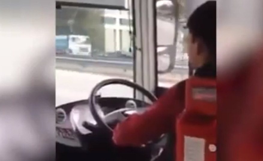 Singapūre autobuso vairuotojas atleistas dėl nagų karpymo važiuojant