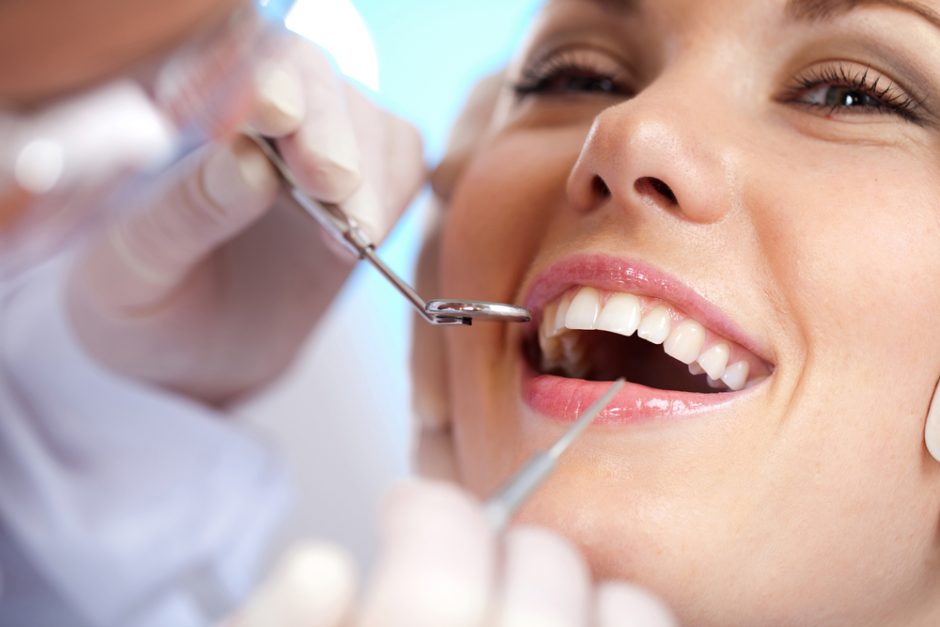 Ko tikėtis iš pirmojo vizito pas odontologą, kai ruošiatės dantų implantacijai?