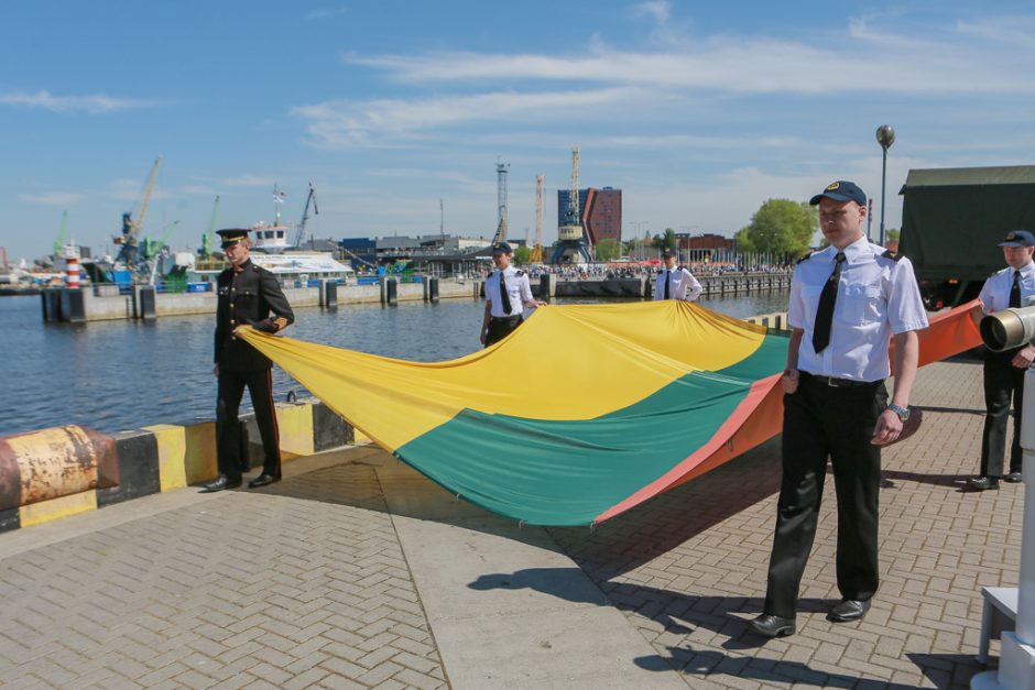Kruiziniame terminale – iškilmingas vėliavos pakėlimas ir karių priesaika