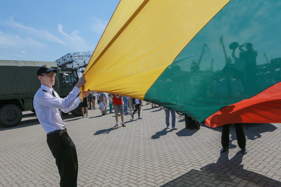 Kruiziniame terminale – iškilmingas vėliavos pakėlimas ir karių priesaika