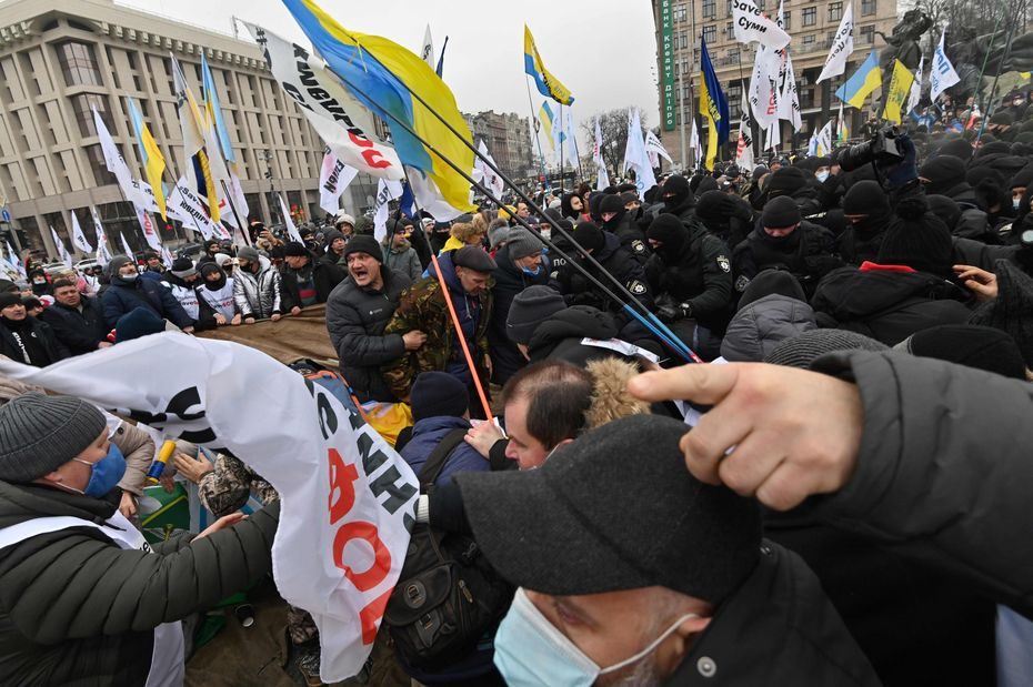 Protestuojantys verslininkai Kijeve sužeidė dešimtis policininkų