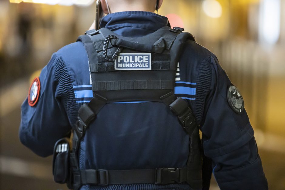 Dar vienas išpuolis Prancūzijoje: Avinjone užpulti policininkai