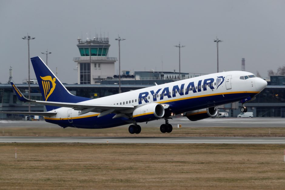 „Ryanair“ dėl koronaviruso apribojimų atšaukia daugiau skrydžių žiemą