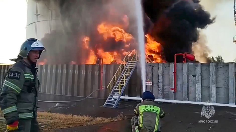 Rostovo srityje jau penktą dieną liepsnoja naftos bazė