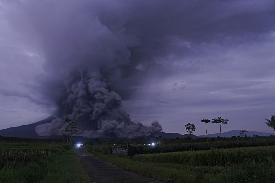 Indonezijoje suaktyvėjus keliems ugnikalniams evakuojasi tūkstančiai žmonių