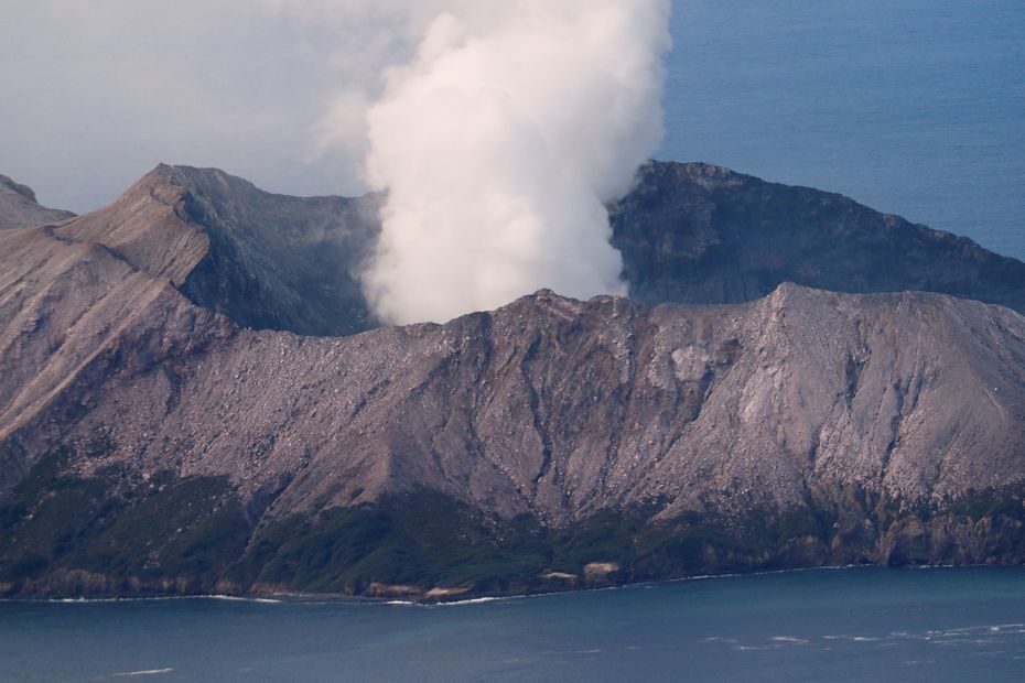 Naujoji Zelandija: ugnikalnio išsiveržimo aukų skaičius padidėjo iki 22