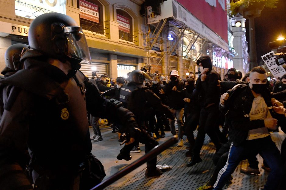 Protestas Ispanijoje: policija susirėmė su demonstrantais dėl reperio arešto