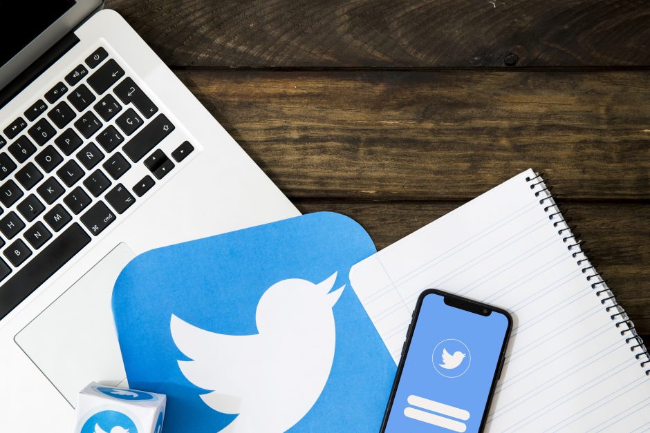 „Twitter“ užblokavo 100 su Rusija siejamų paskyrų