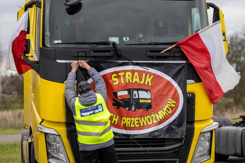 Žiniasklaida: Ukraina ir Lenkija paduos į teismą streikuojančius vežėjus