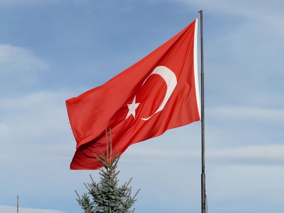 Turkijoje per bandymą užpulti teismą sužeisti šeši žmonės, nušauti du užpuolikai