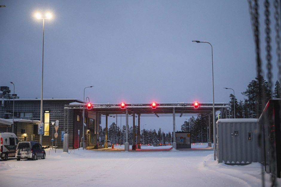 Suomija sako atversianti kelis sienos su Rusija kirtimo punktus