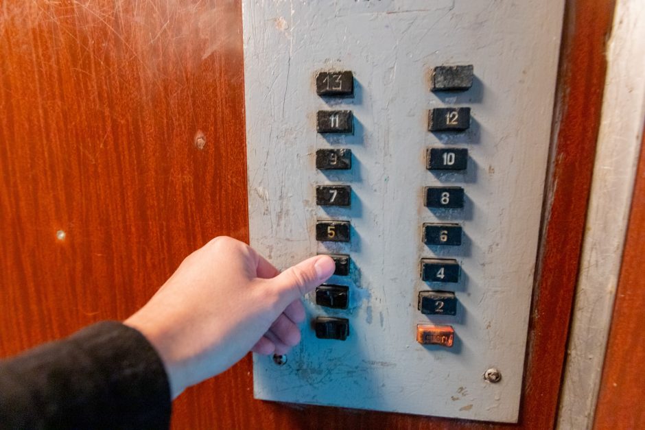 Panika įstrigus lifte: psichologė įvardijo, ko nereikėtų daryti