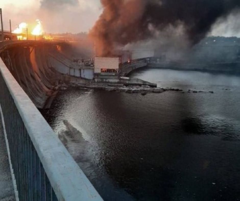 Dėl Rusijos smūgio Dnipro hidroelektrinei į upę pateko naftos produktų
