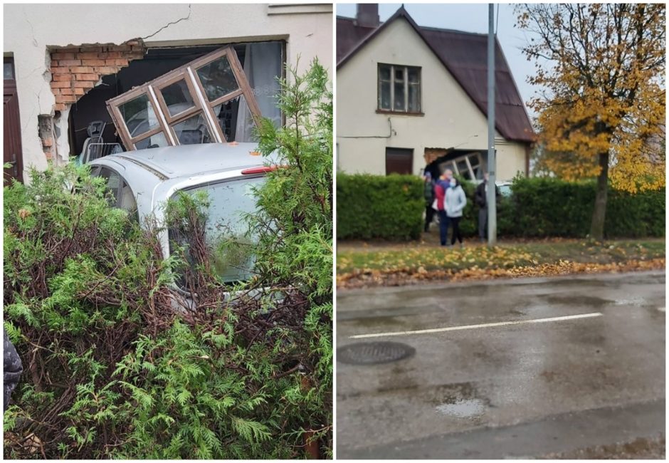 Plungėje automobilis įvažiavo į namą: keleivė sužeista