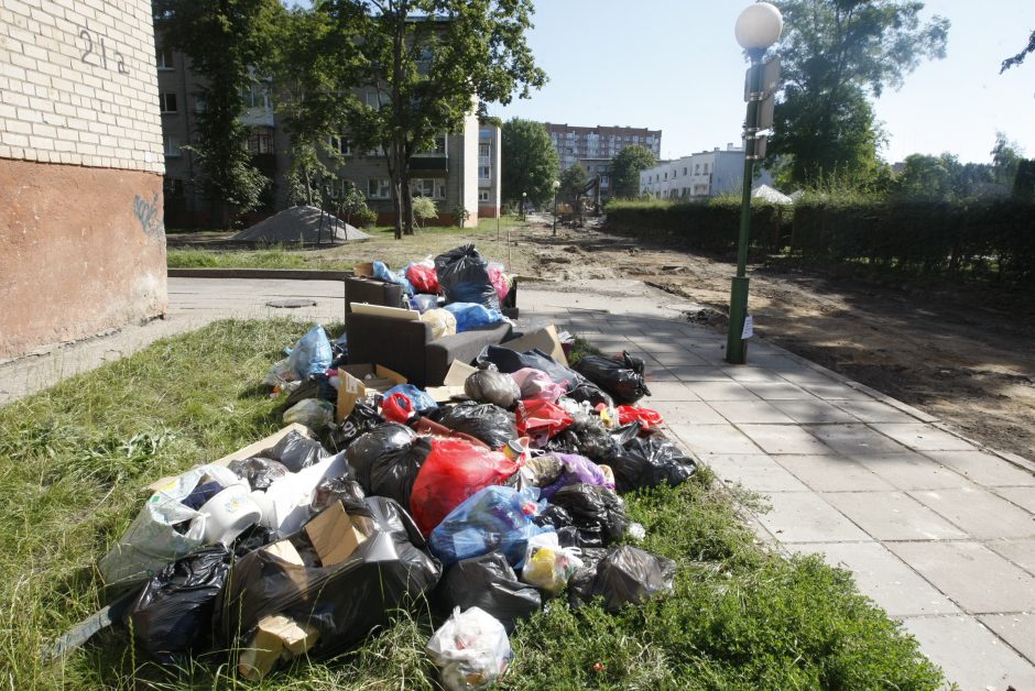 Uostamiesčio gyventojai piktinasi netvarka prie namo: šiukšlių kalnas tik didės?