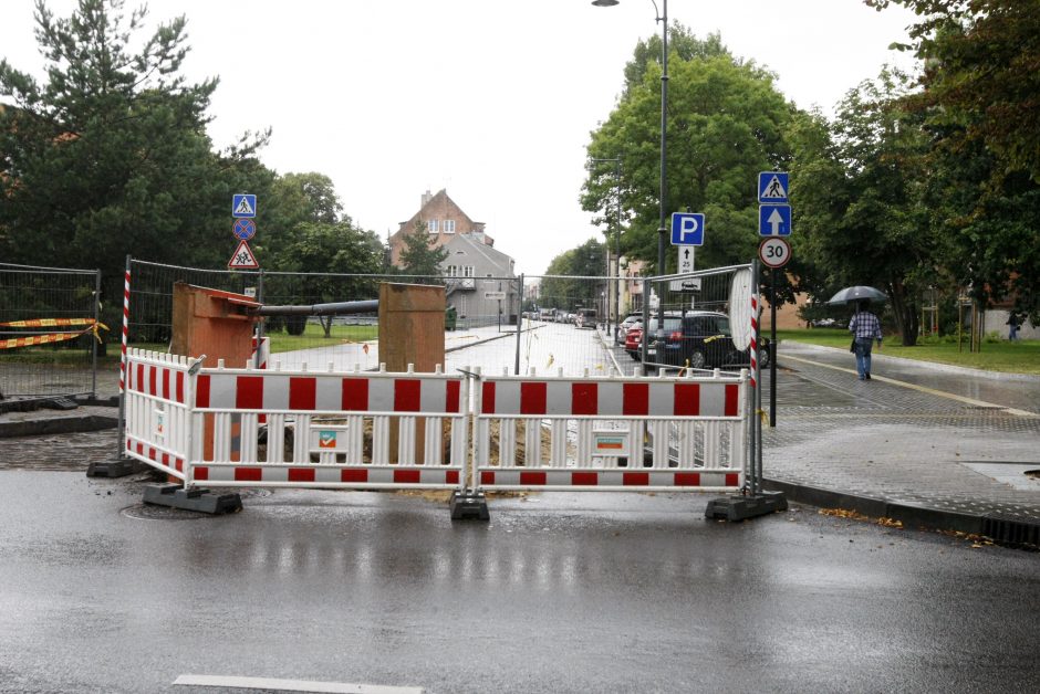 Kliūtys Klaipėdos gatvėse: vandentiekio rekonstrukcija stabdo eismą