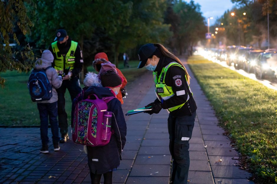 Išskirtinis policijos dėmesys moksleiviams: dalino atšvaitus, priminė taisykles