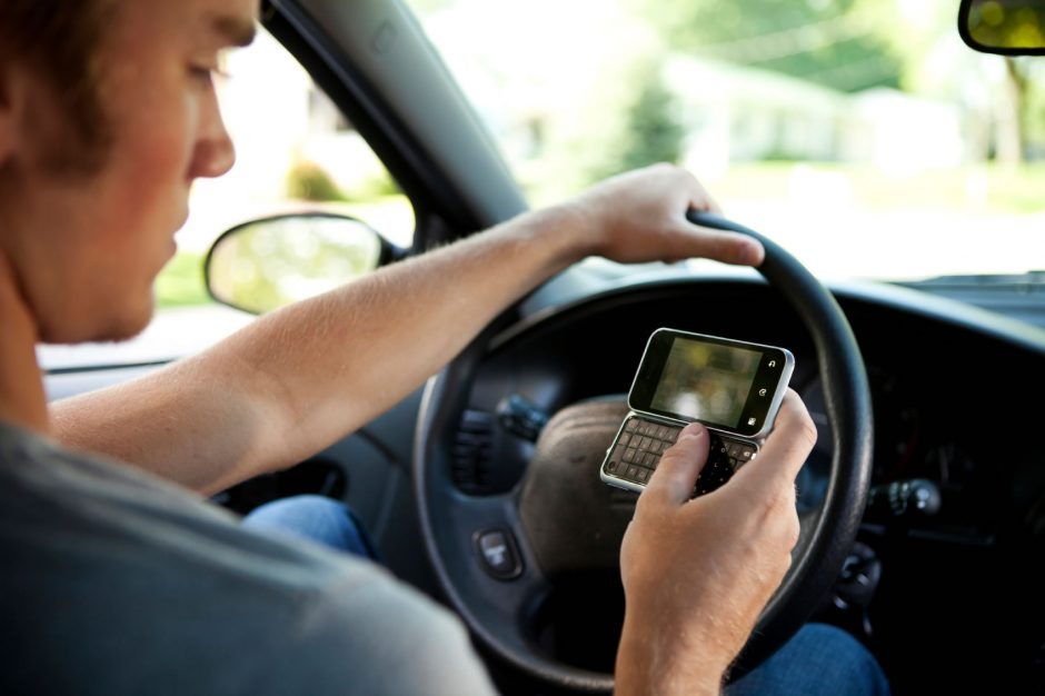 Vairuotojams už naudojimąsi mobiliais telefonais – baudos: nustatyta virš 300 pažeidimų