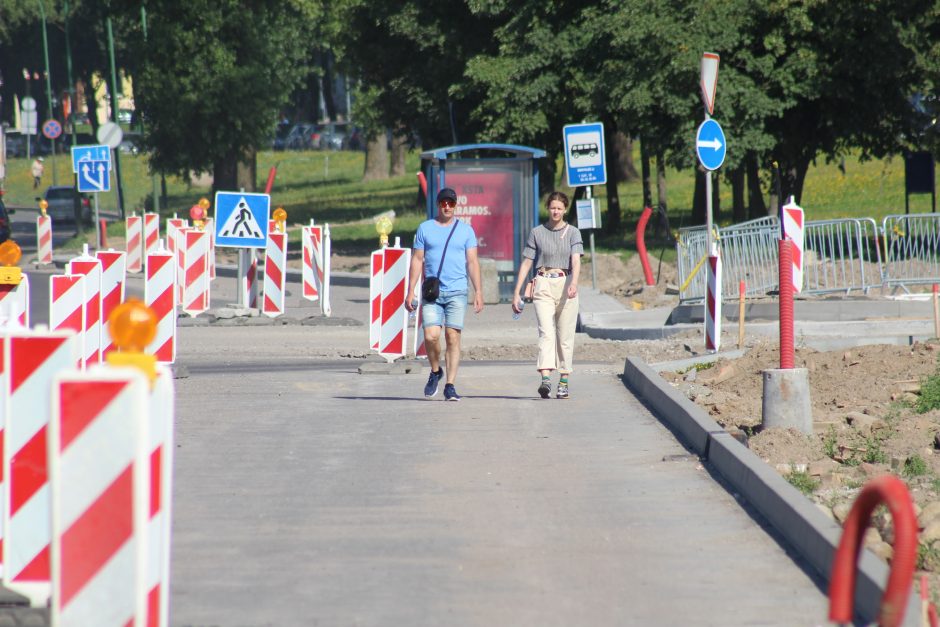 Užtvertas takas į turgų: žmonės eina laviruodami tarp automobilių