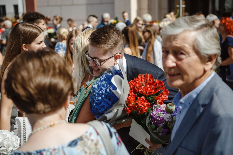 Įteikti brandos atestatai: Klaipėdos licėjaus abiturientai dėkoja mokytojams