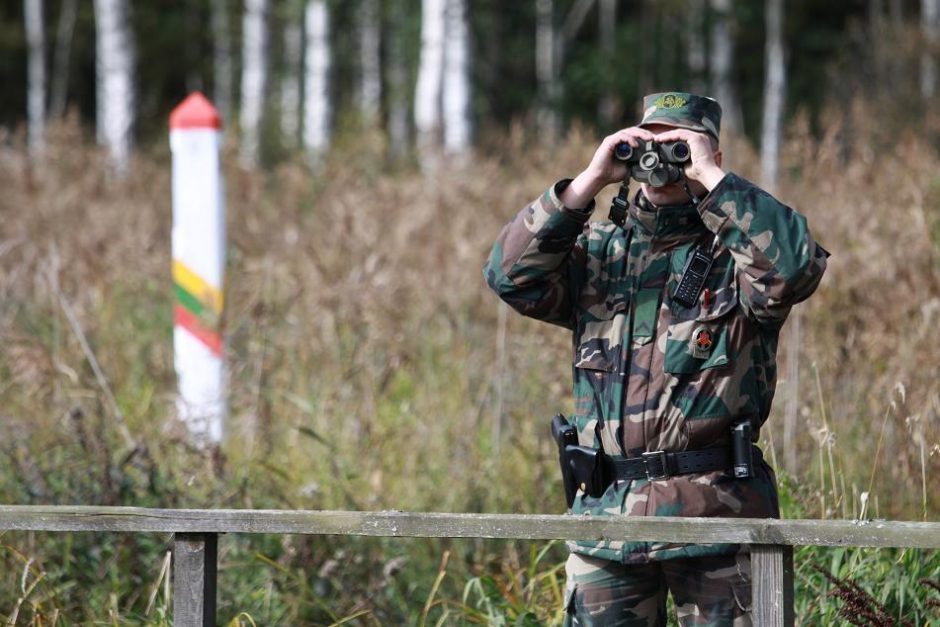 Naktį pasienyje su Baltarusija bandyta nudaužti stebėjimo kamerą