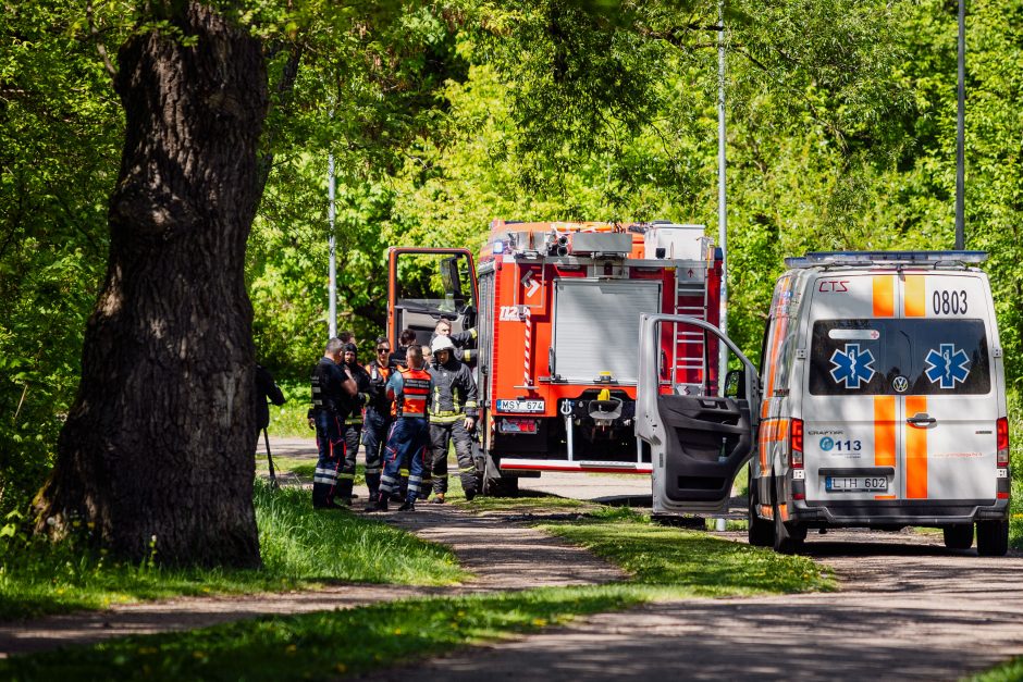 Sostinės tarnybas ant kojų sulėkė grėsmingas pranešimas: nuo tilto nukrito moteris