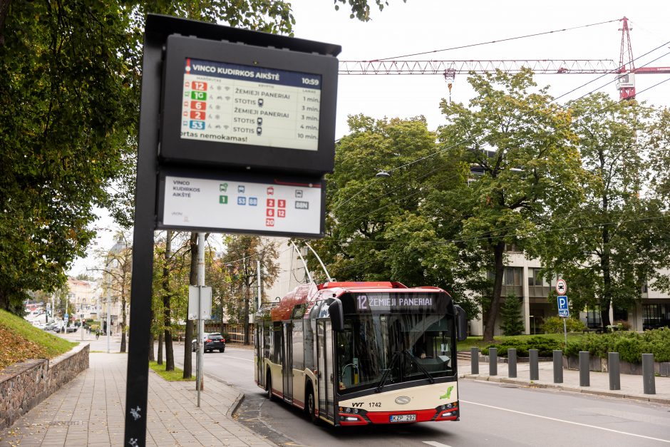 Sureagavo į siūlymus taupyti: tegul pati valdžia sėda į viešąjį transportą