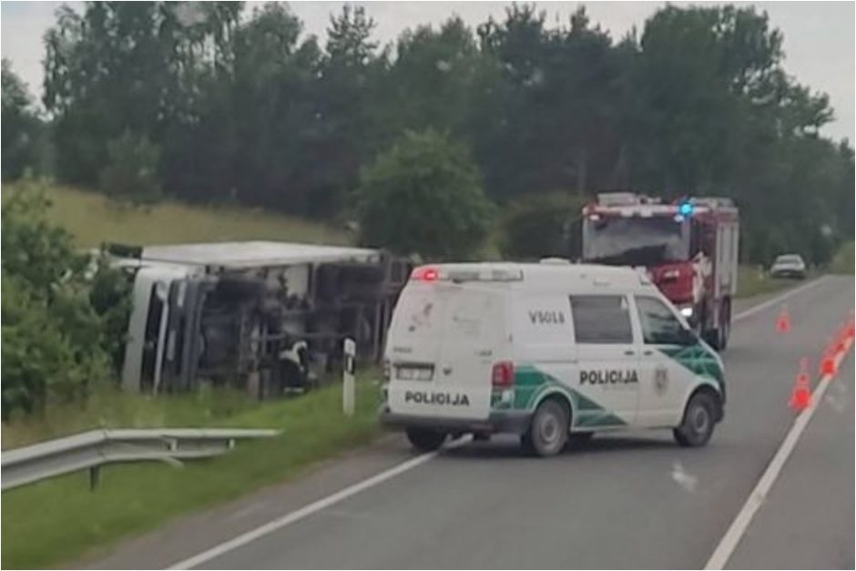 Vilniaus rajone apsivertė vilkikas: vairuotojas medikų pagalbos atsisakė