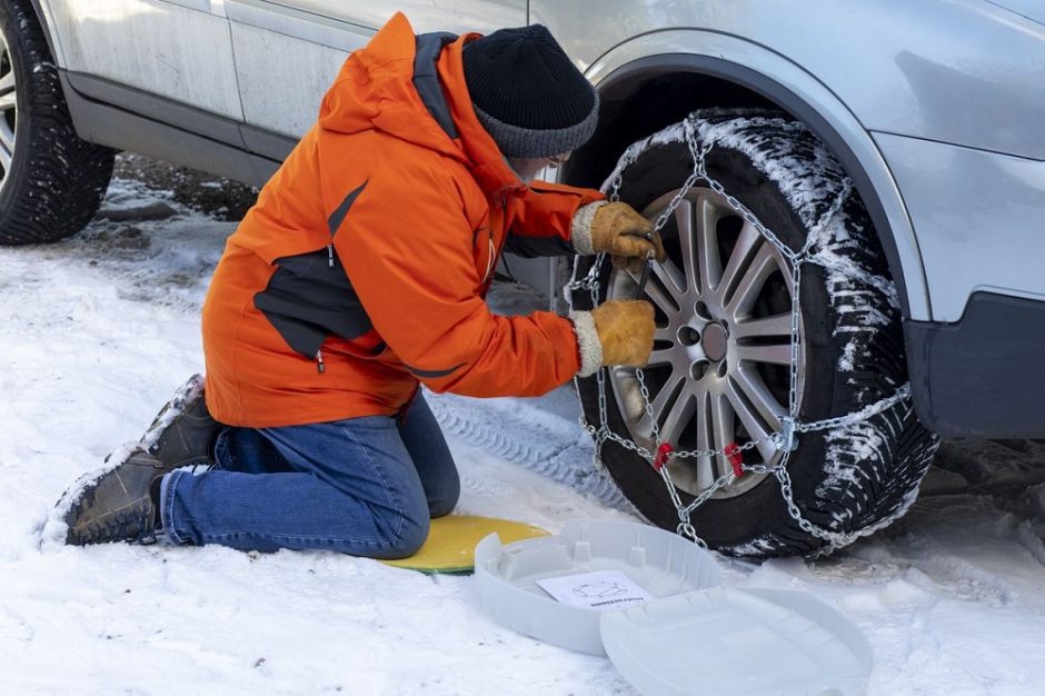 Automobilio bagažinėje – slidės ir grandinės