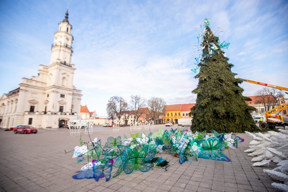 Kaunas atsisveikina su drugeliais puošta kalėdine egle