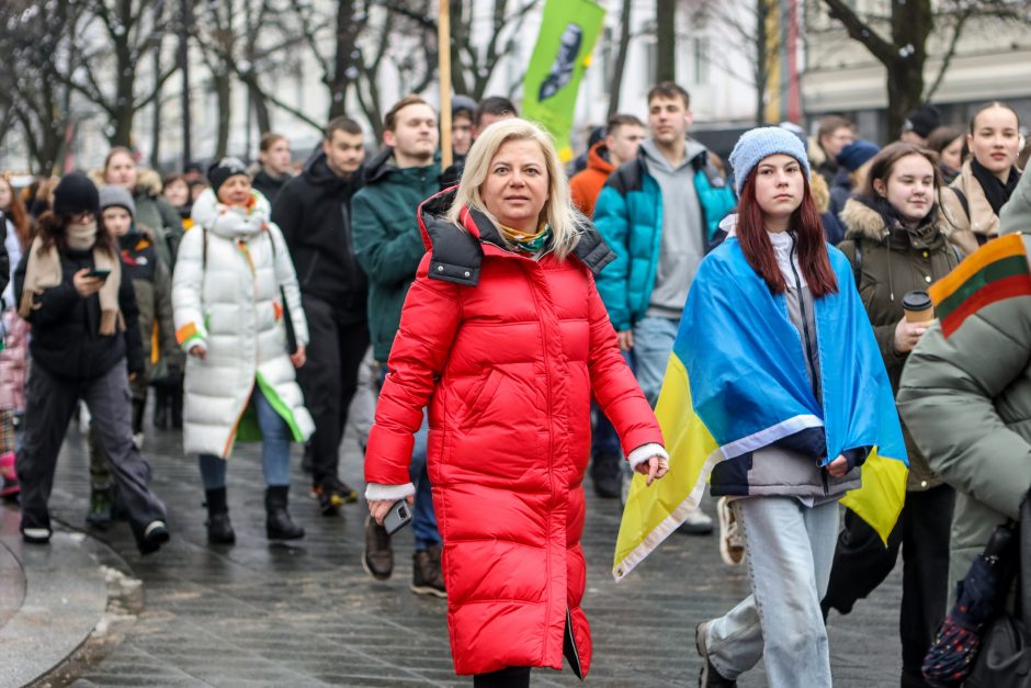 Šventiškoje Kovo 11-osios eisenoje Kauno moksleiviai linkėjo neprarasti vienybės