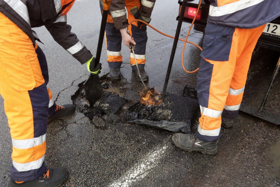 Kol kelininkai laukia geresnių orų, vairuotojai aukoja padangas